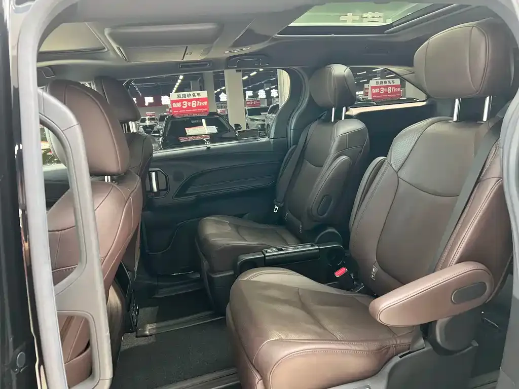Toyota Sienna 2022 из CN, фото 2