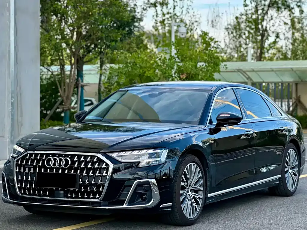 Audi A8 — фото 1