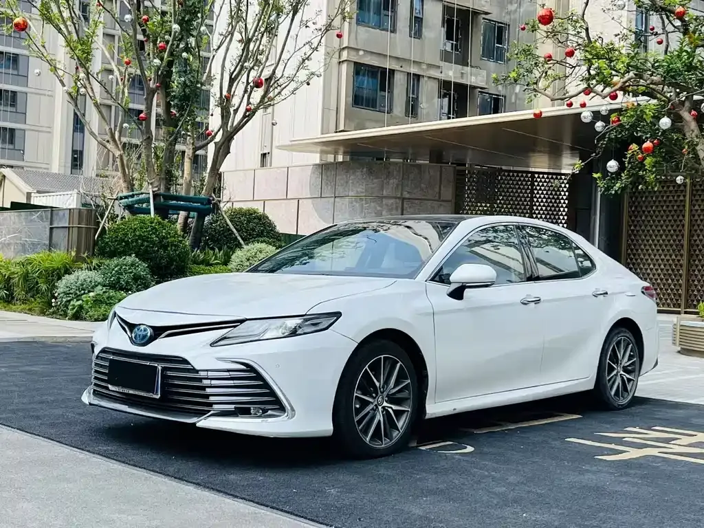 Toyota Camry — фото 1