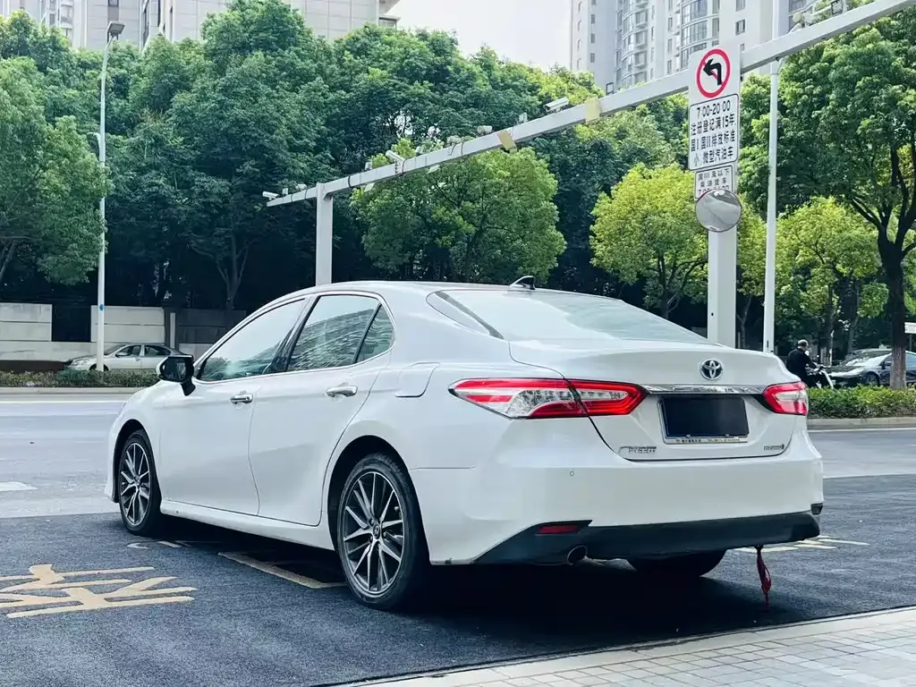 Toyota Camry — фото 6