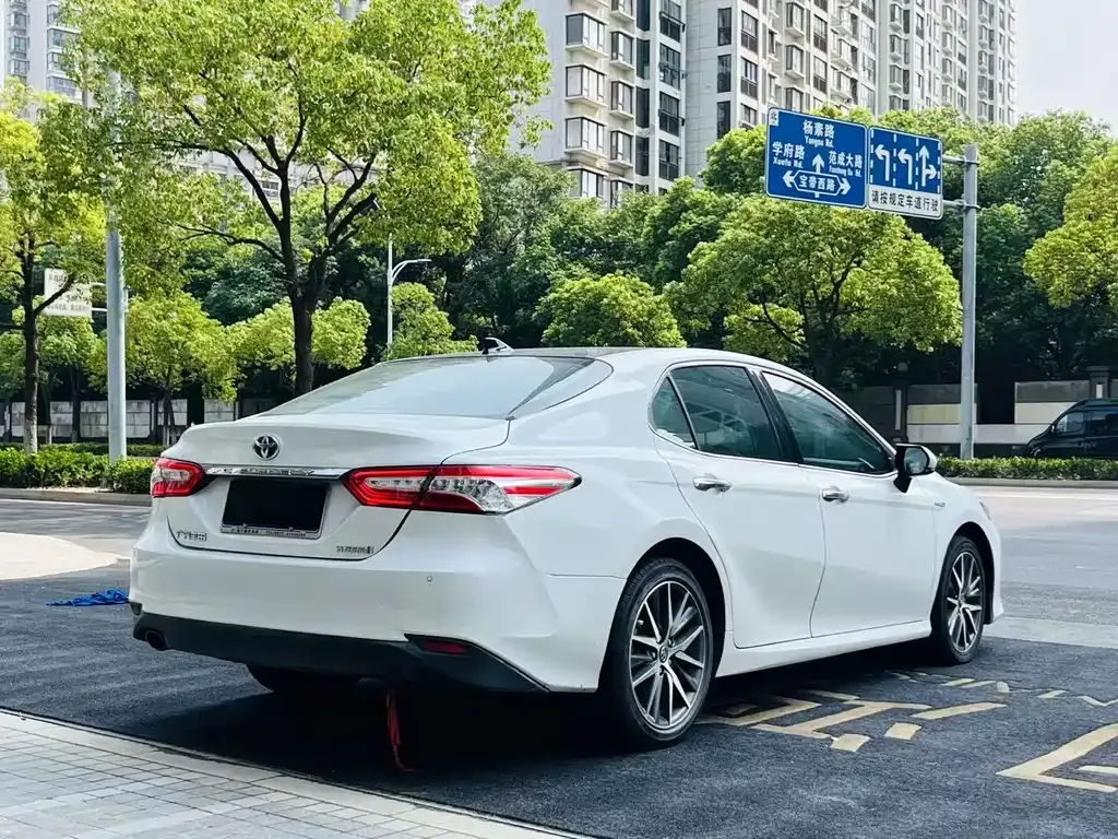 Toyota Camry — фото 9