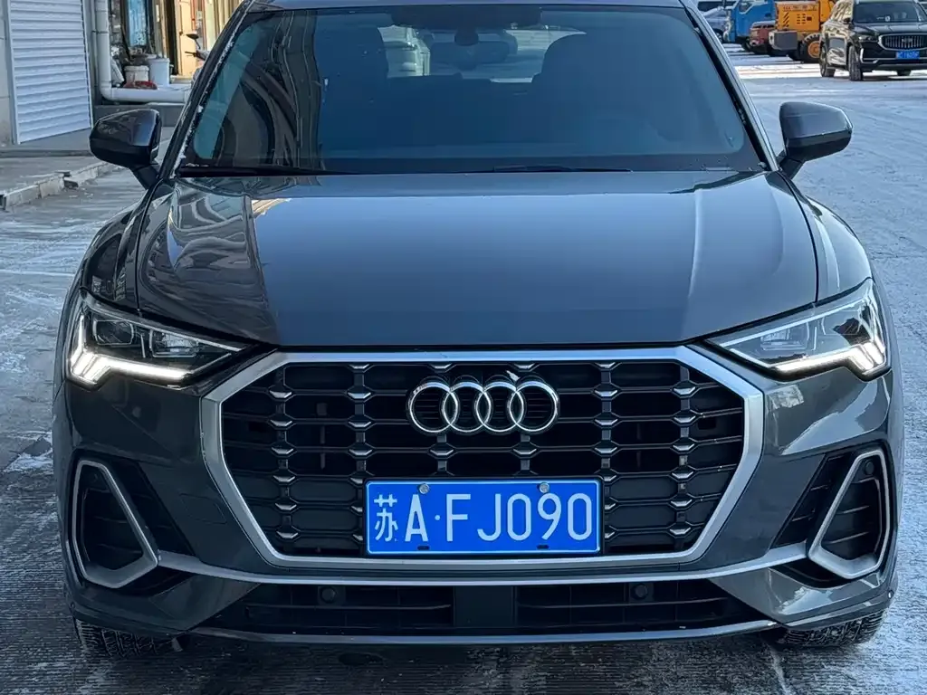 Audi Q3 — фото 1