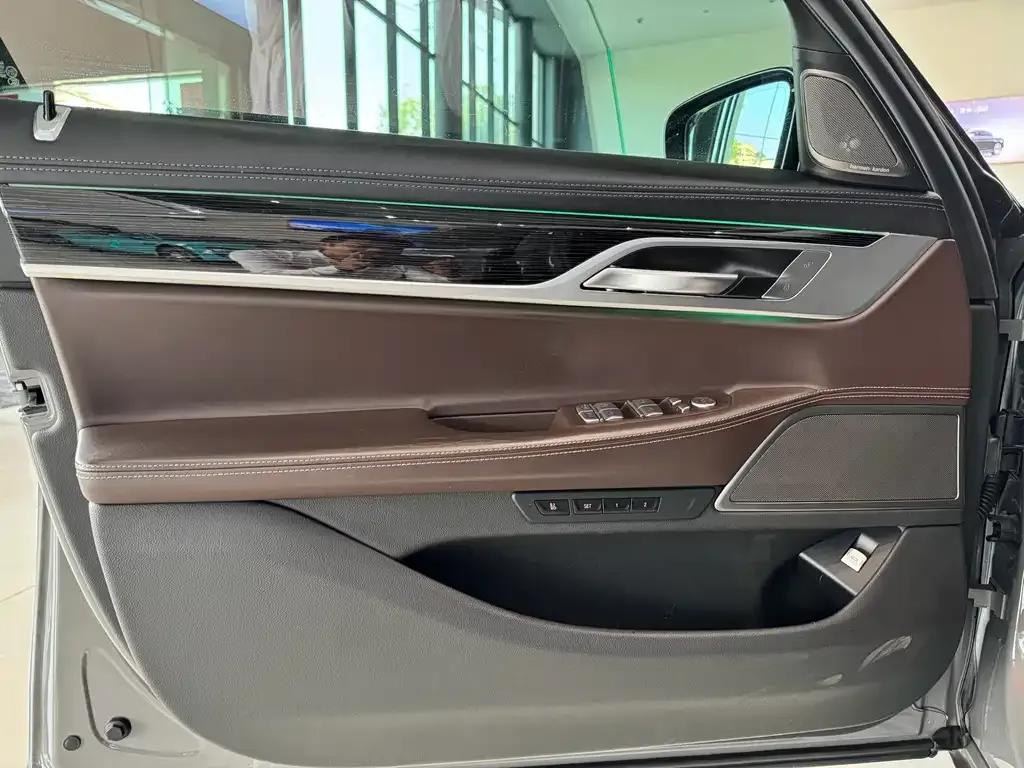 BMW 7 Series 2023 из CN, фото 7
