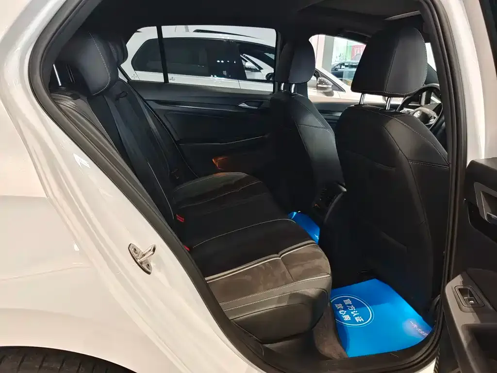 Volkswagen Golf 2023 из CN, фото 2