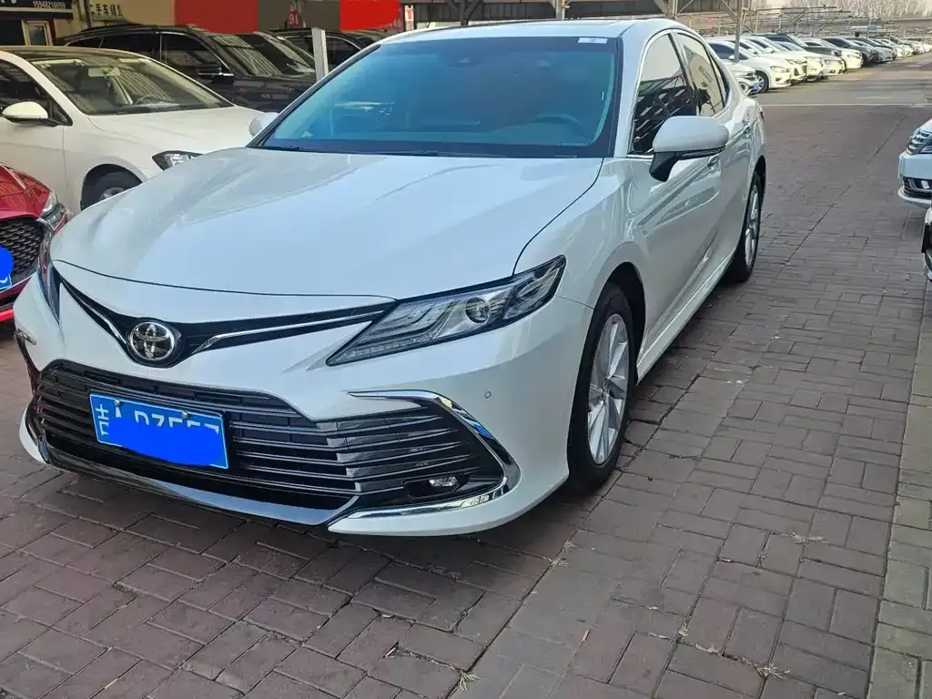 Toyota Camry — фото 1