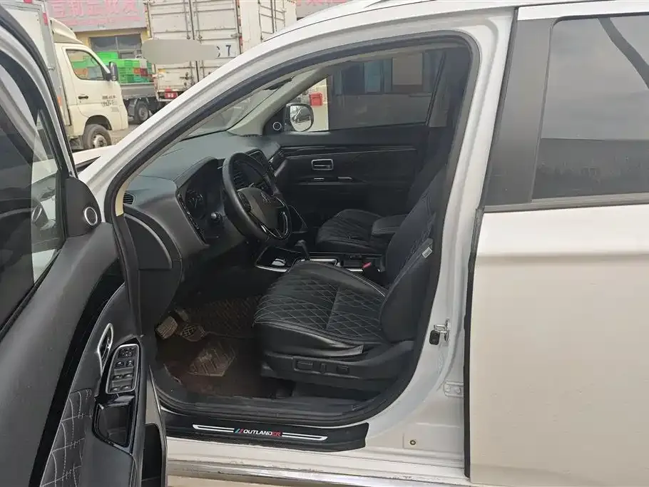 Mitsubishi Outlander 2022 из CN, фото 8