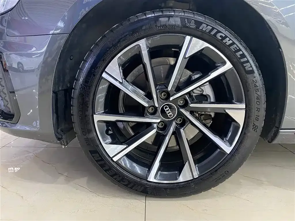 Audi A4L 2023 из CN, фото 4