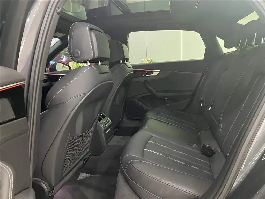 Audi A4L 2023 из CN, фото 6
