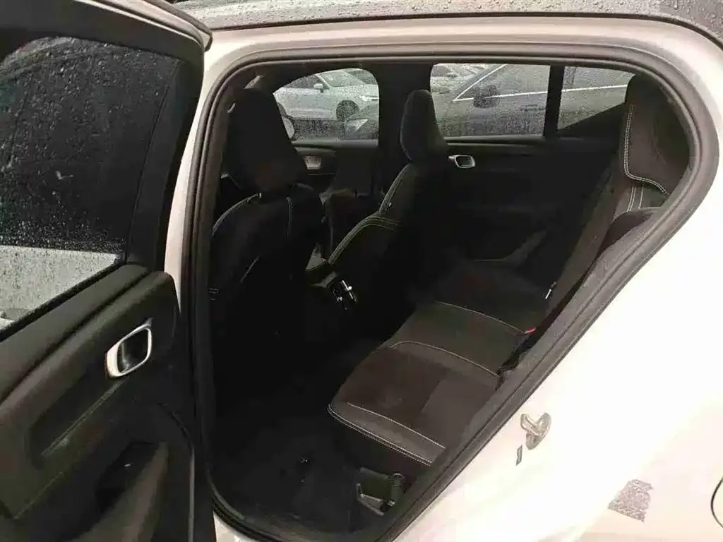 Volvo XC40 NEV — фото 4