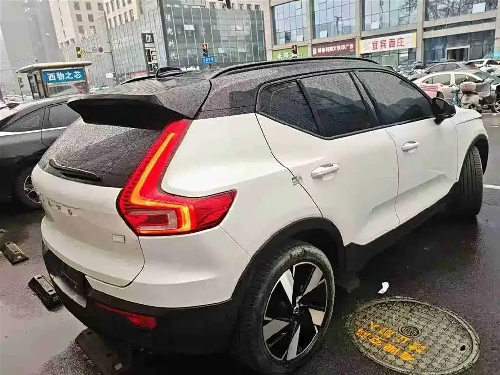 Volvo XC40 NEV — фото 9