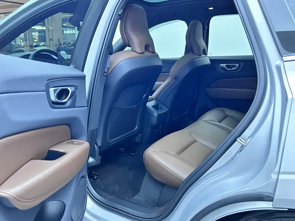 Volvo XC60 — фото 9