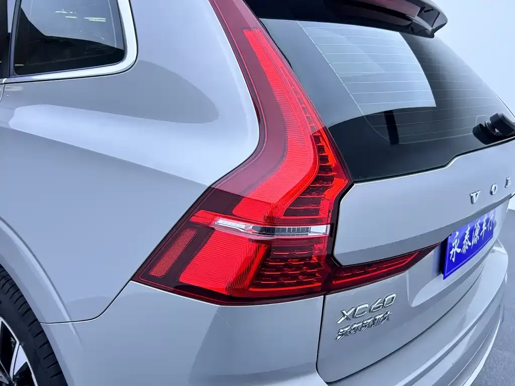 Volvo XC60 — фото 5