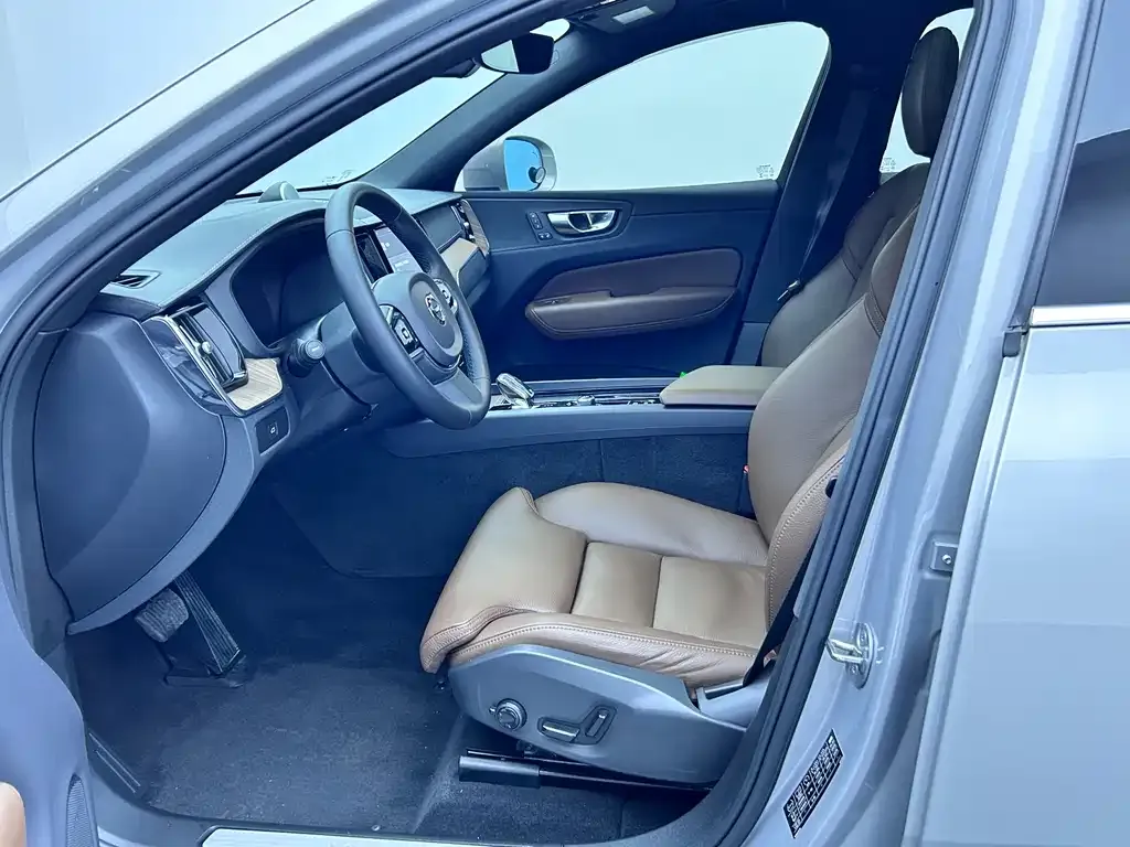 Volvo XC60 — фото 10
