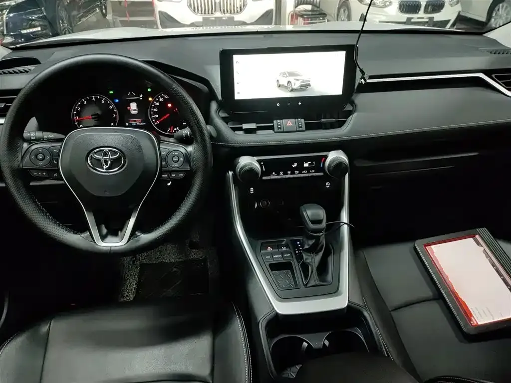 Toyota RAV4 — фото 7