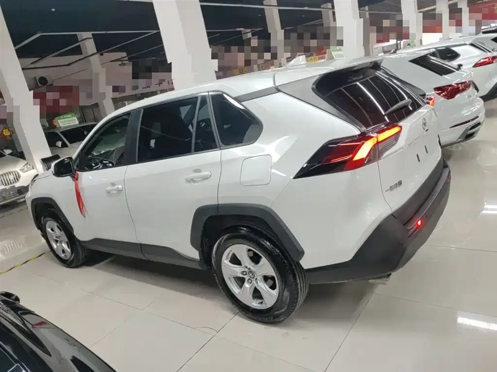 Toyota RAV4 — фото 3