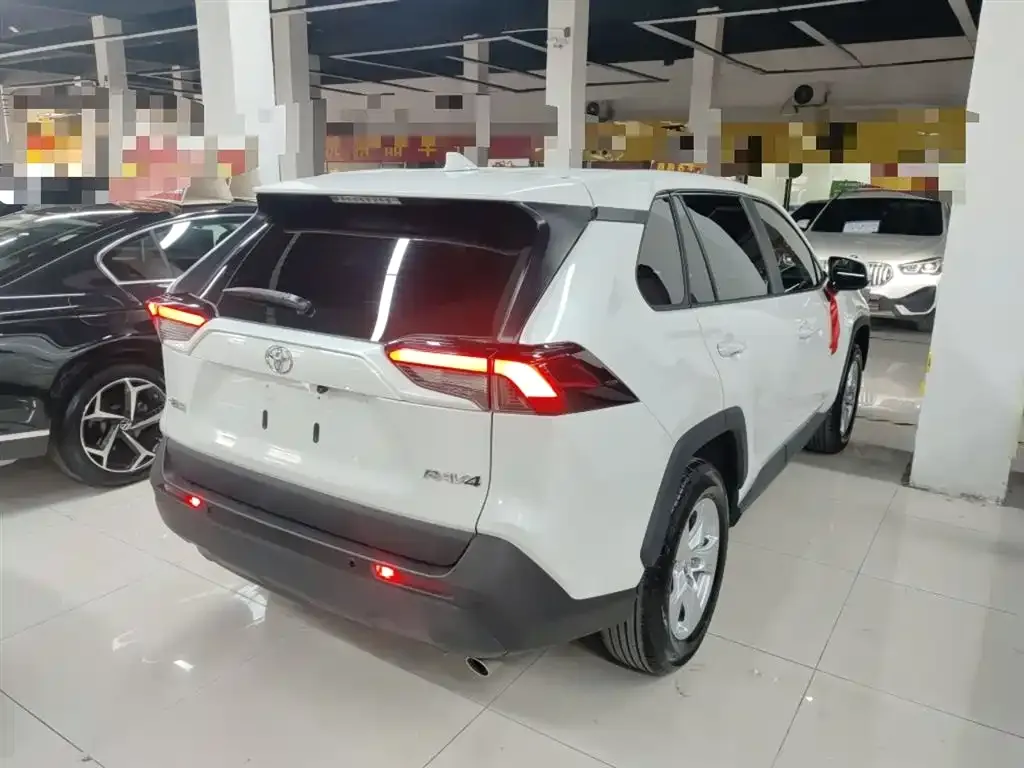 Toyota RAV4 — фото 8