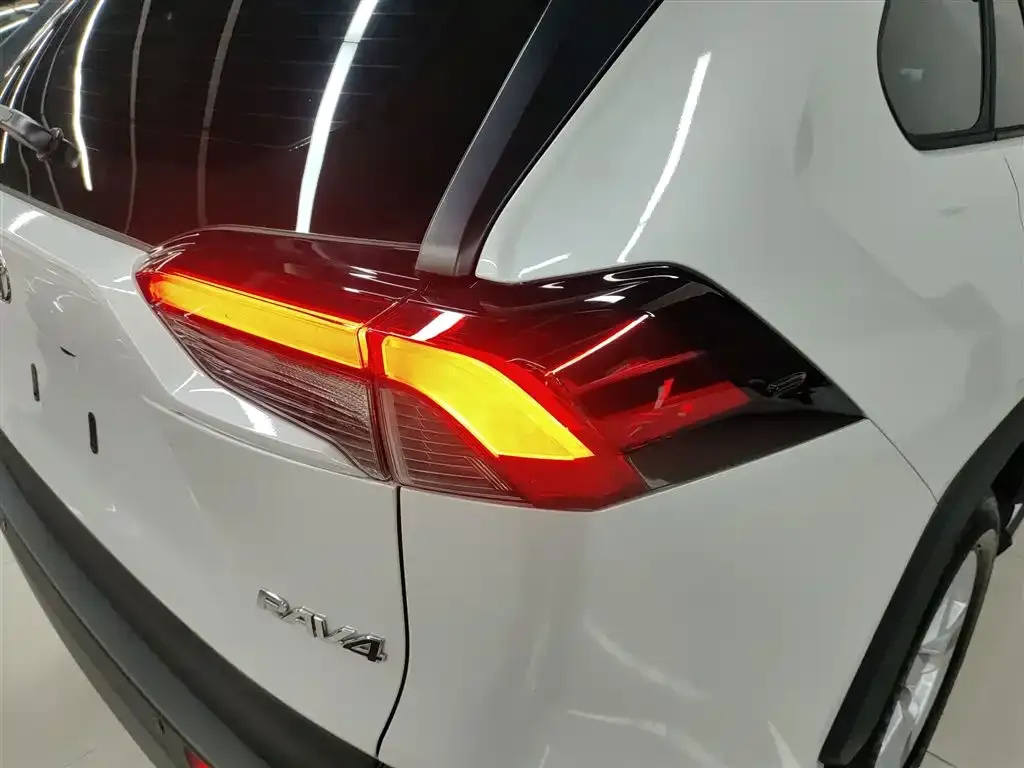 Toyota RAV4 — фото 2
