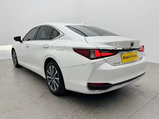 Lexus ES — фото 8