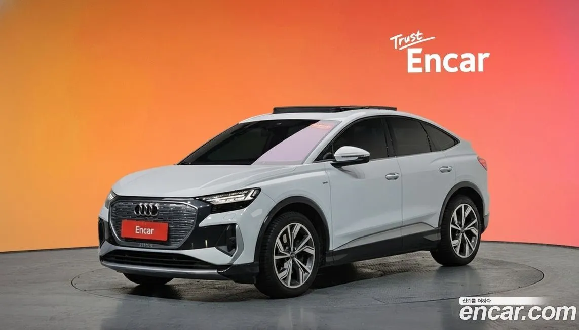 Audi Q4 e-tron — фото 1