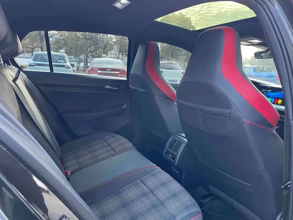 Volkswagen Golf GTI 2023 из CN, фото 4