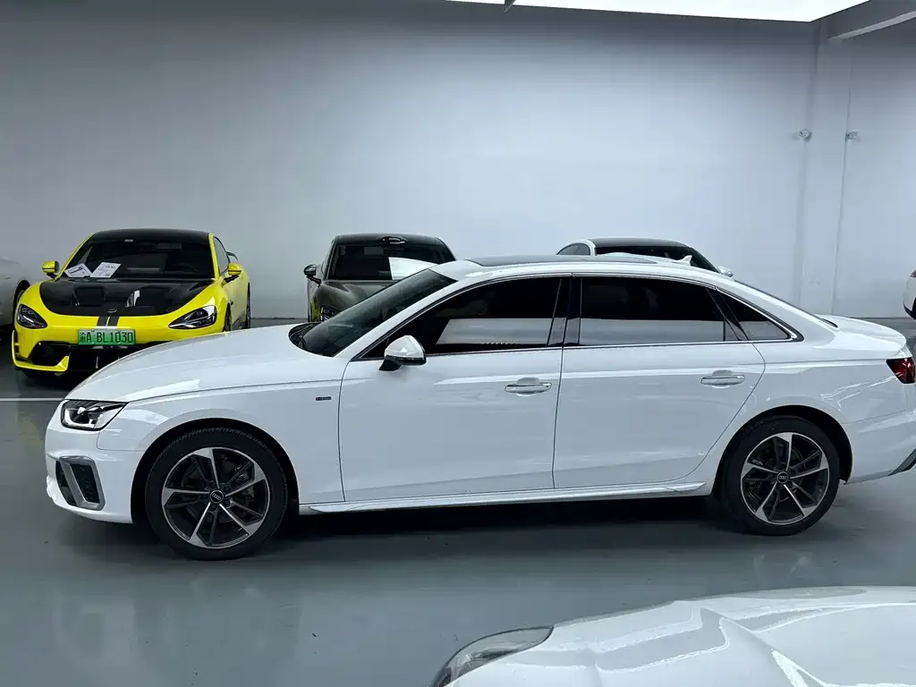 Audi A4L 2022 из CN, фото 2