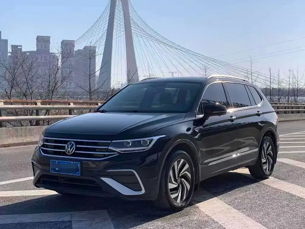 Volkswagen Tiguan L — фото 1
