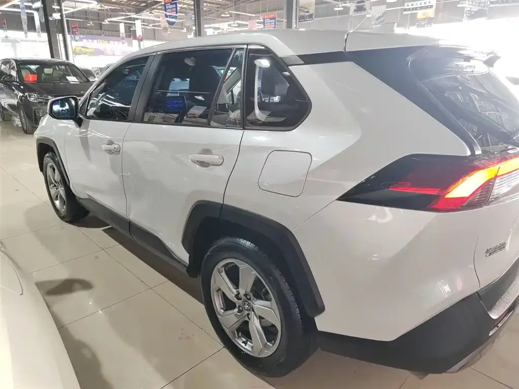 Toyota RAV4 2023 из CN, фото 2
