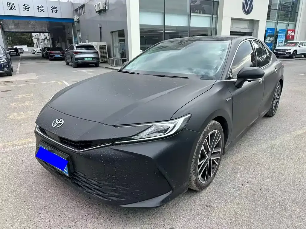 Toyota Camry — фото 1