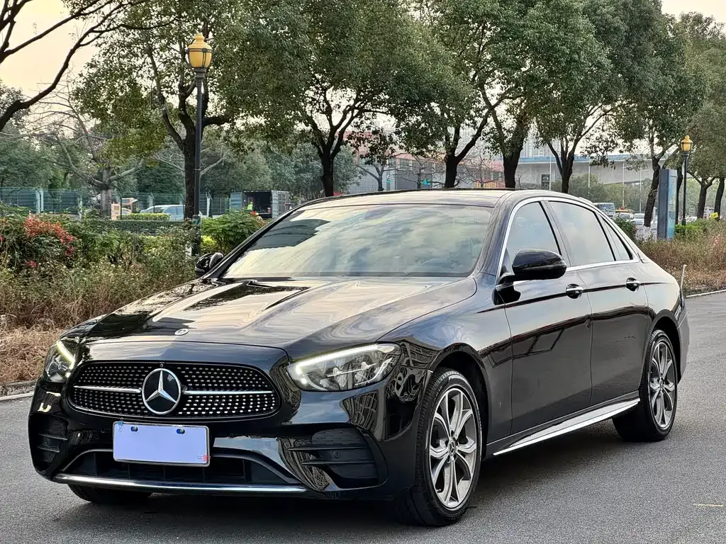 Mercedes-Benz E-Class — фото 1
