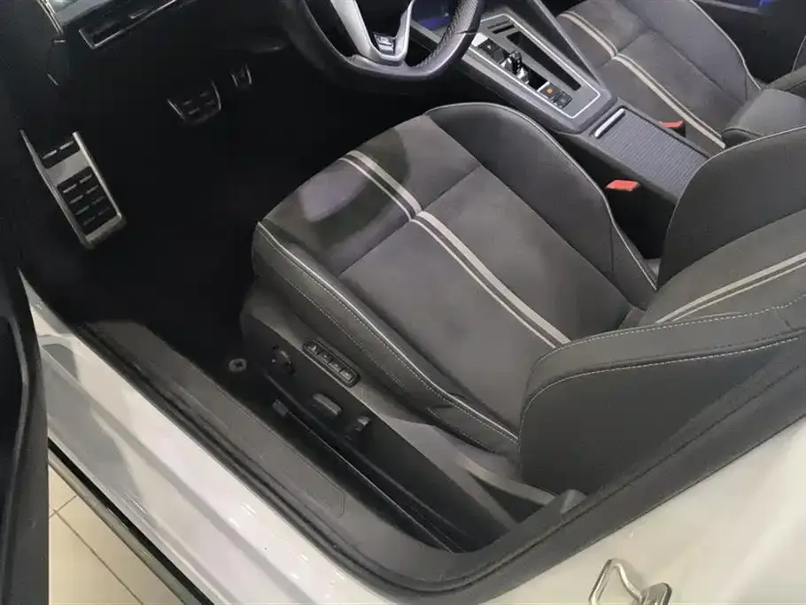Volkswagen Golf 2023 из CN, фото 8