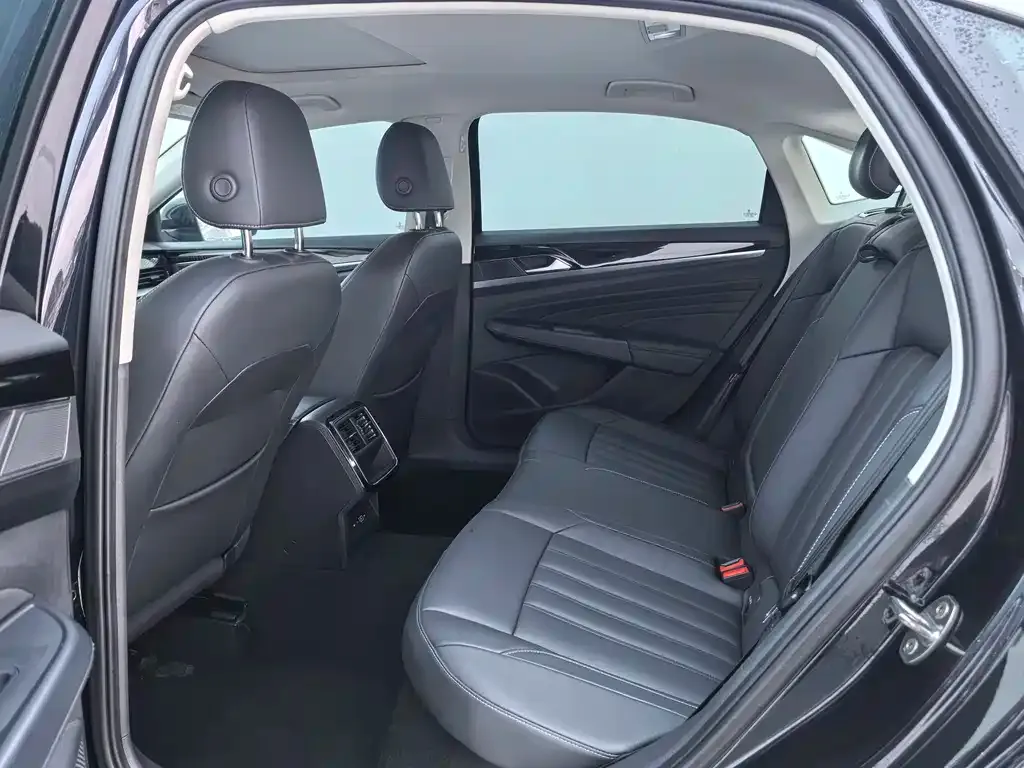 Volkswagen Passat 2023 из CN, фото 3
