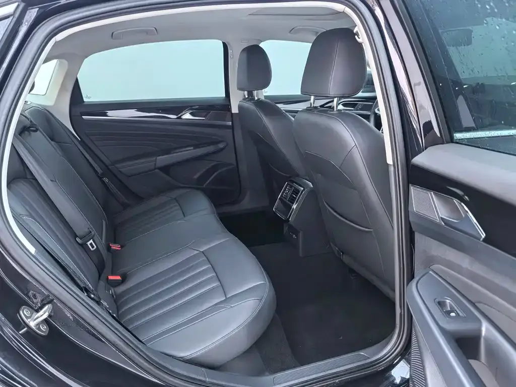 Volkswagen Passat 2023 из CN, фото 5