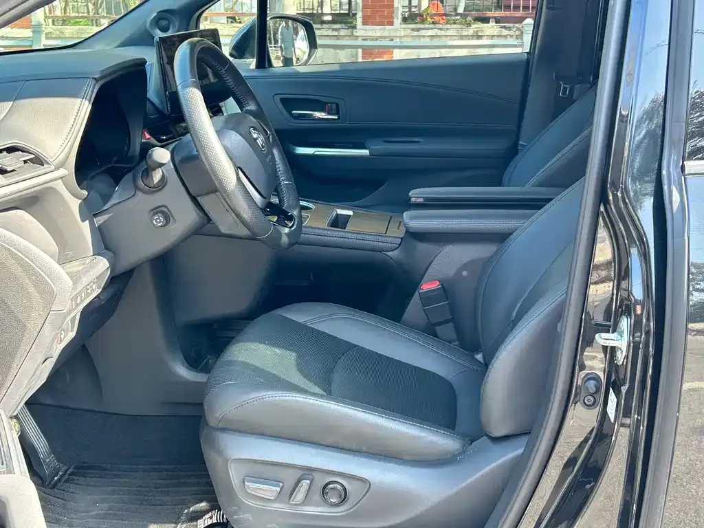 Toyota Granvia 2023 из CN, фото 5