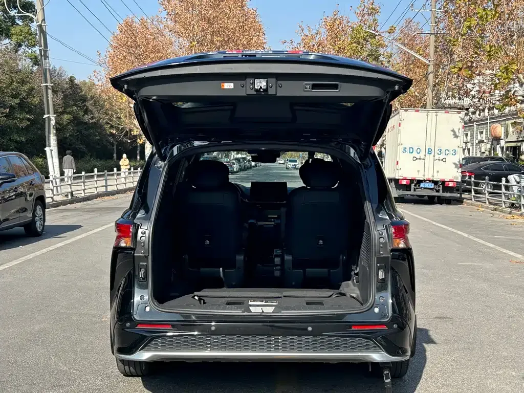 Toyota Granvia 2023 из CN, фото 7