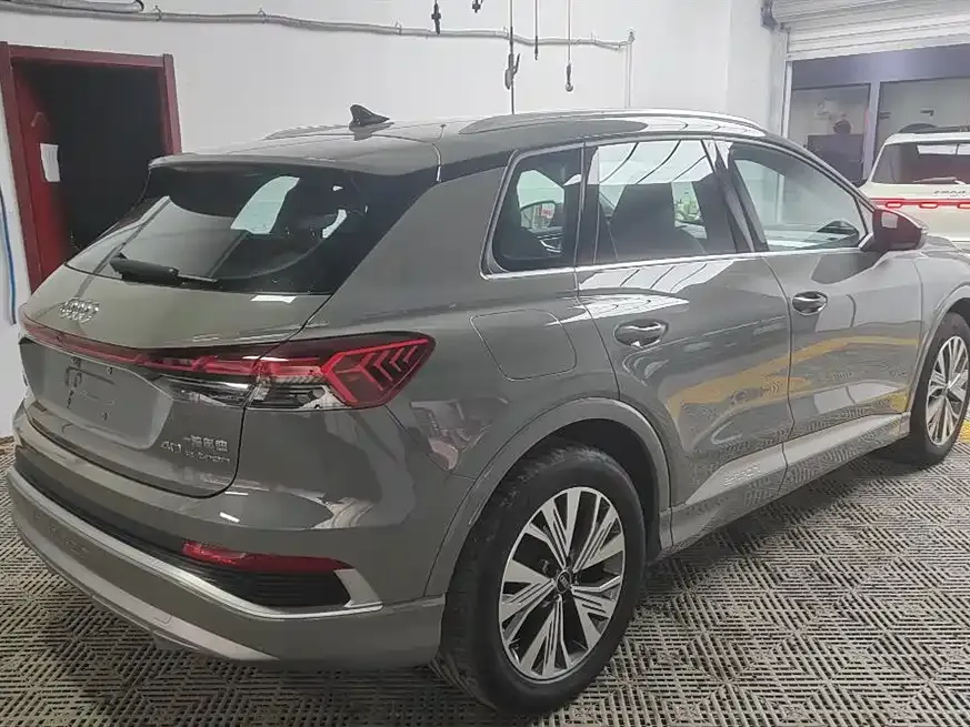 Audi Q4 e-tron — фото 2
