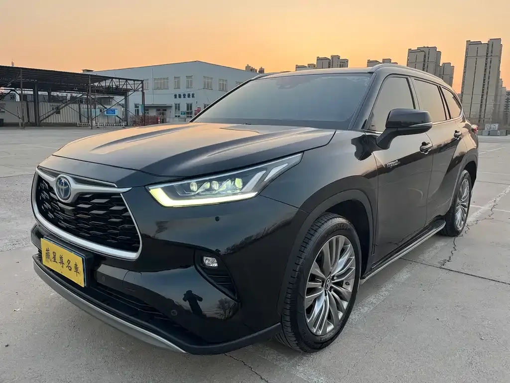Toyota Highlander — фото 1