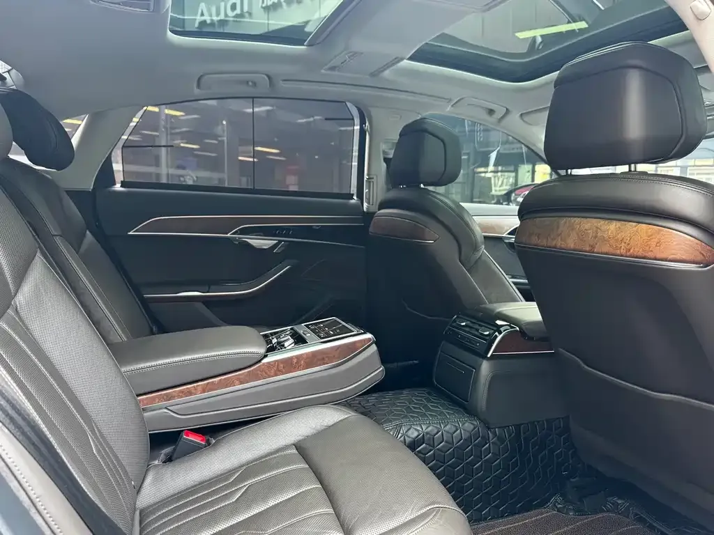 Audi A8 2021 из CN, фото 2