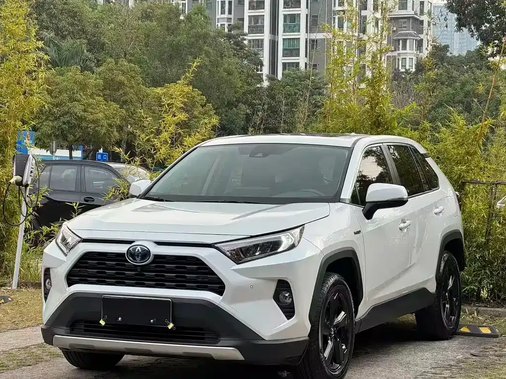 Toyota RAV4 — фото 1
