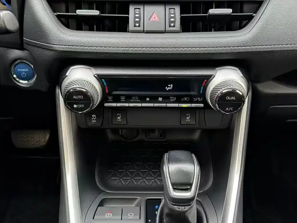 Toyota RAV4 — фото 4
