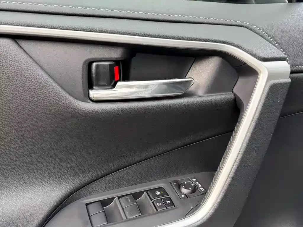 Toyota RAV4 — фото 9