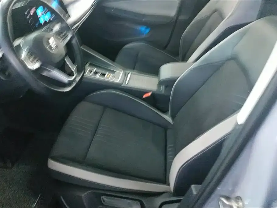 Volkswagen Golf 2024 из CN, фото 10