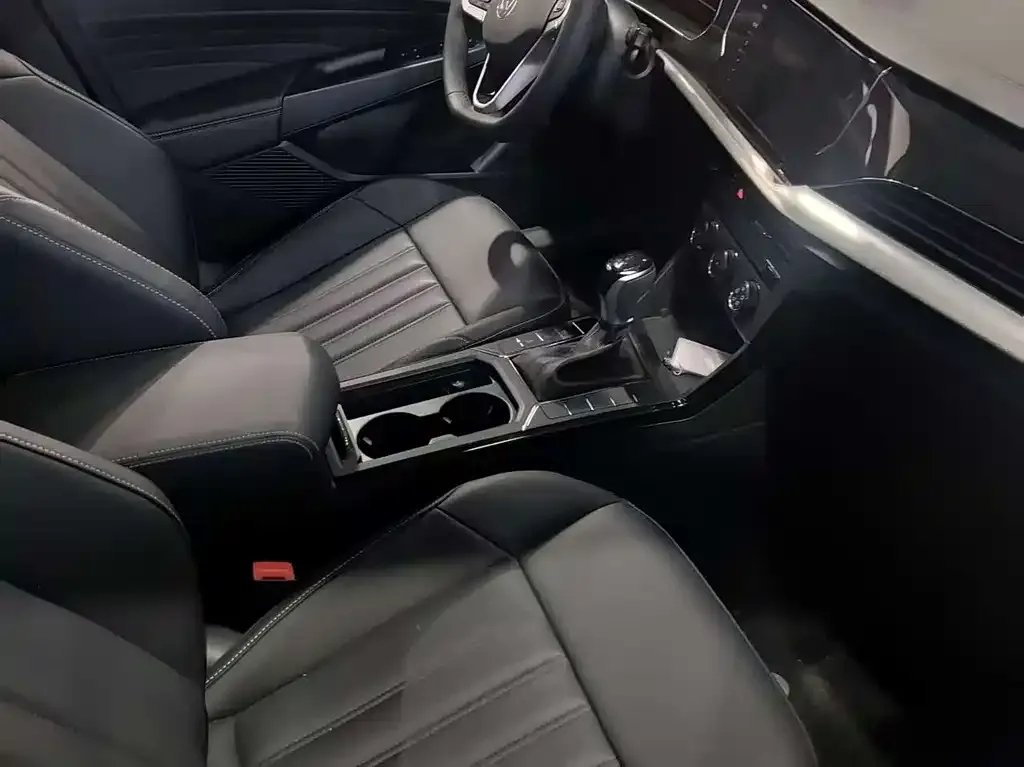 Volkswagen Passat 2023 из CN, фото 4