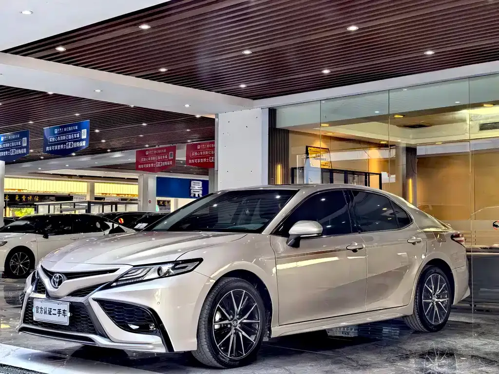 Toyota Camry — фото 1