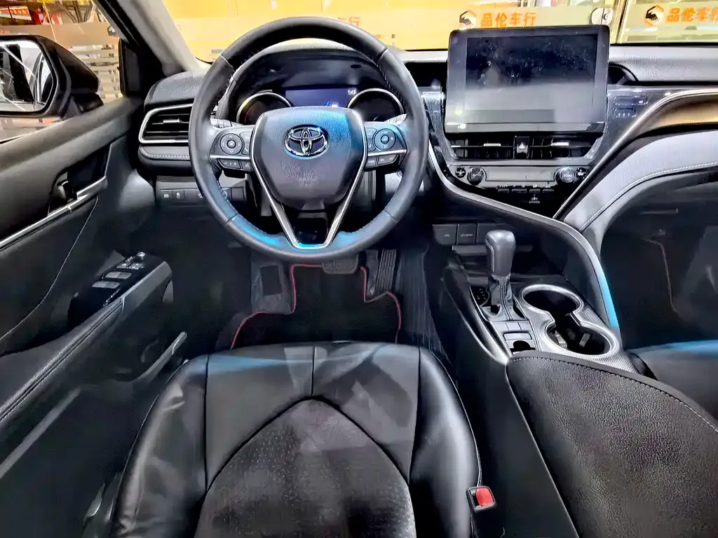 Toyota Camry — фото 3