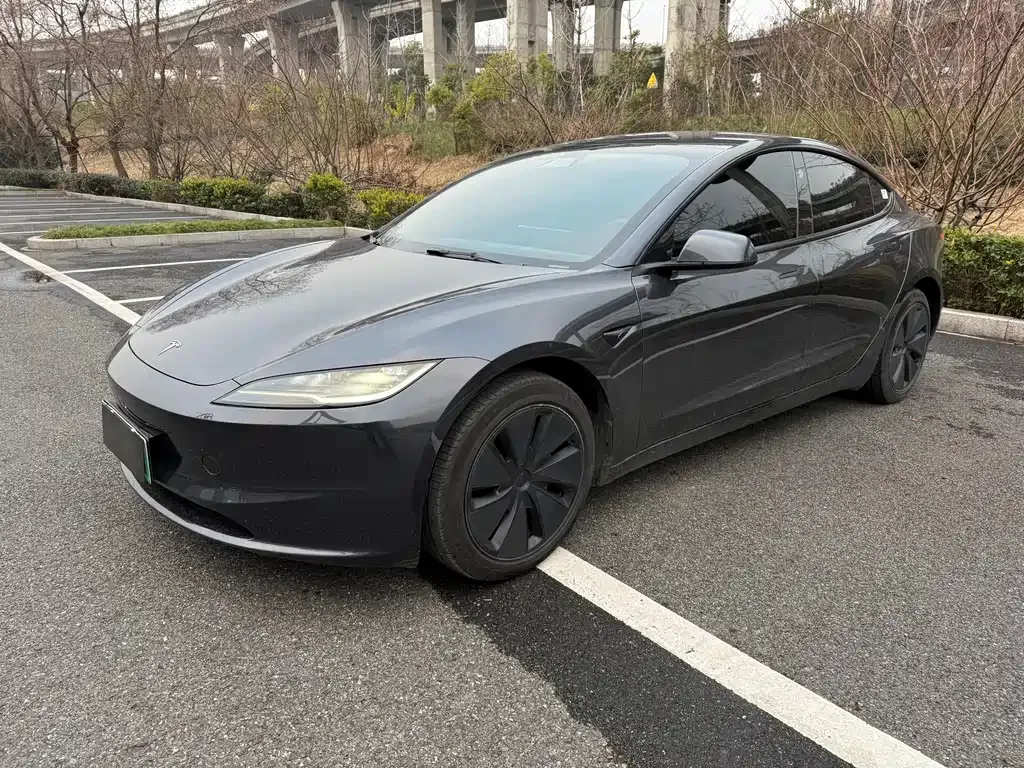 Tesla Model 3 — фото 1