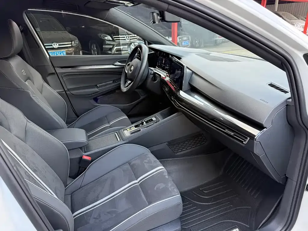 Volkswagen Golf 2024 из CN, фото 3
