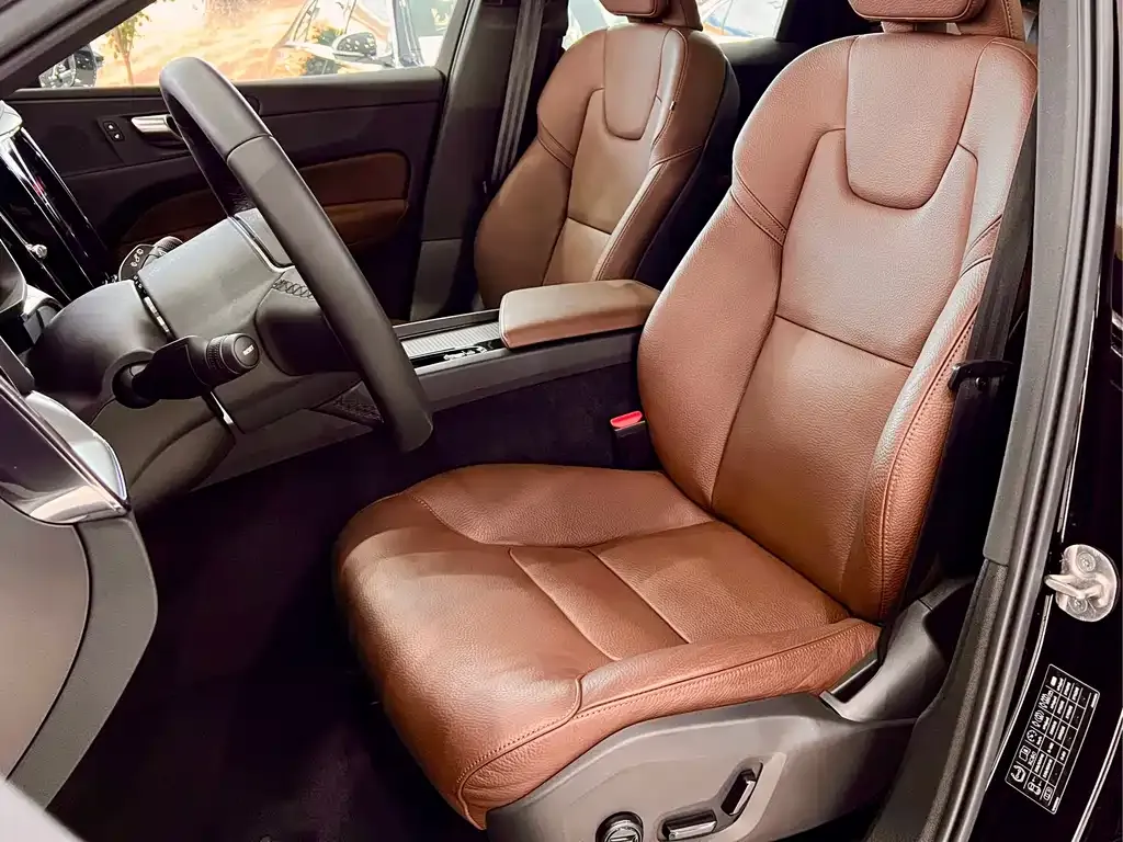 Volvo XC60 2025 из CN, фото 2