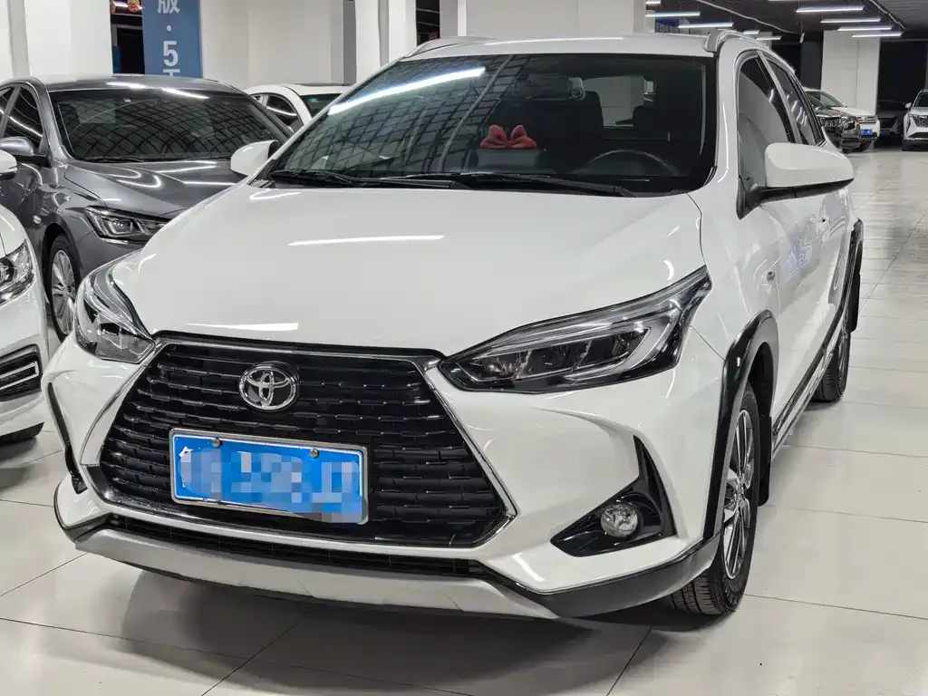 Toyota Yaris L — фото 1