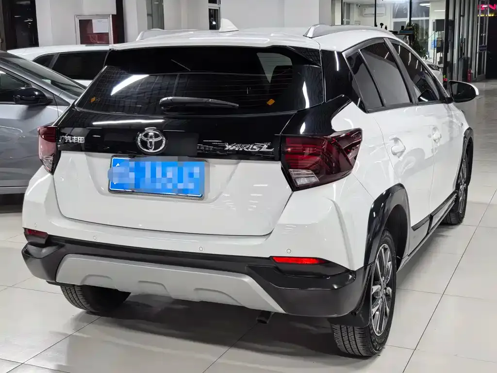 Toyota Yaris L — фото 5