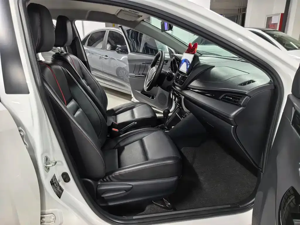 Toyota Yaris L — фото 7